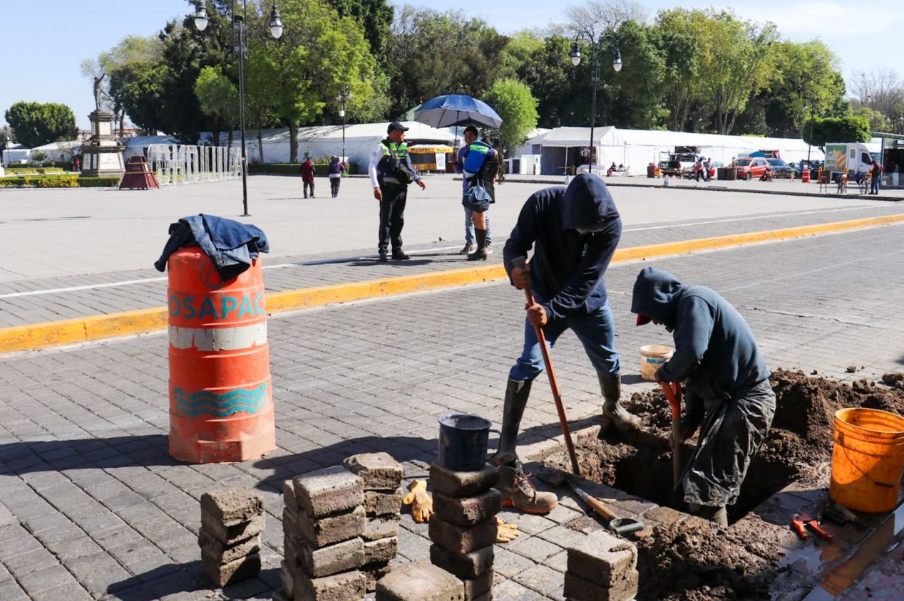 SOSAPACH atiende fuga de agua en el primer cuadro del zócalo de San Pedro Cholula