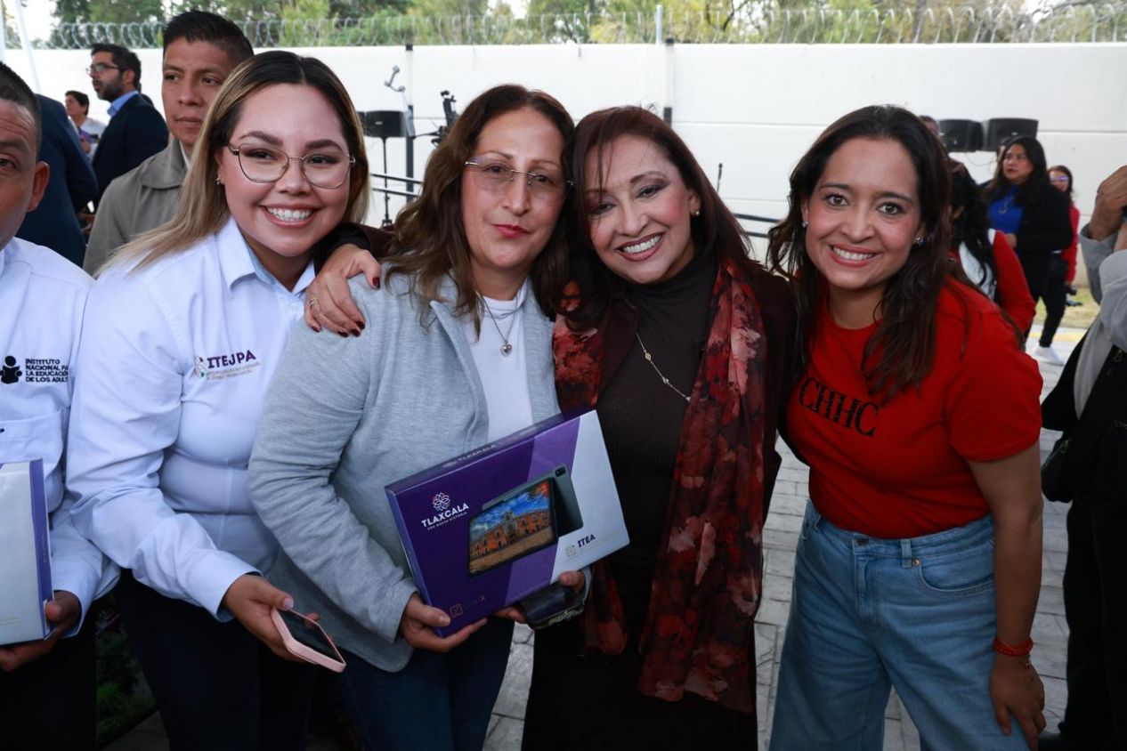 Reconocen a voluntarios del ITEJPA con tabletas y bono económico en Tlaxcala