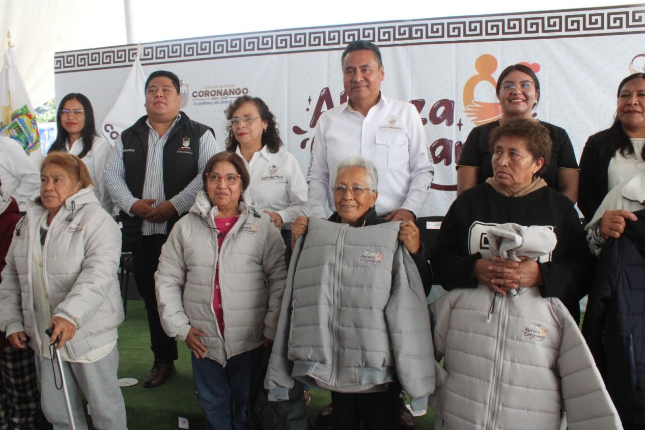 Con “Abraza Coronango”, DIF y Ayuntamiento entregan chamarras a adultos mayores