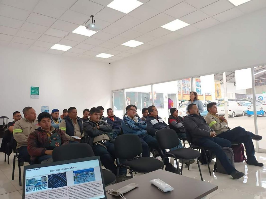 Capacitan a trabajadores de MEGA para mejorar la seguridad vial en Tlaxcala