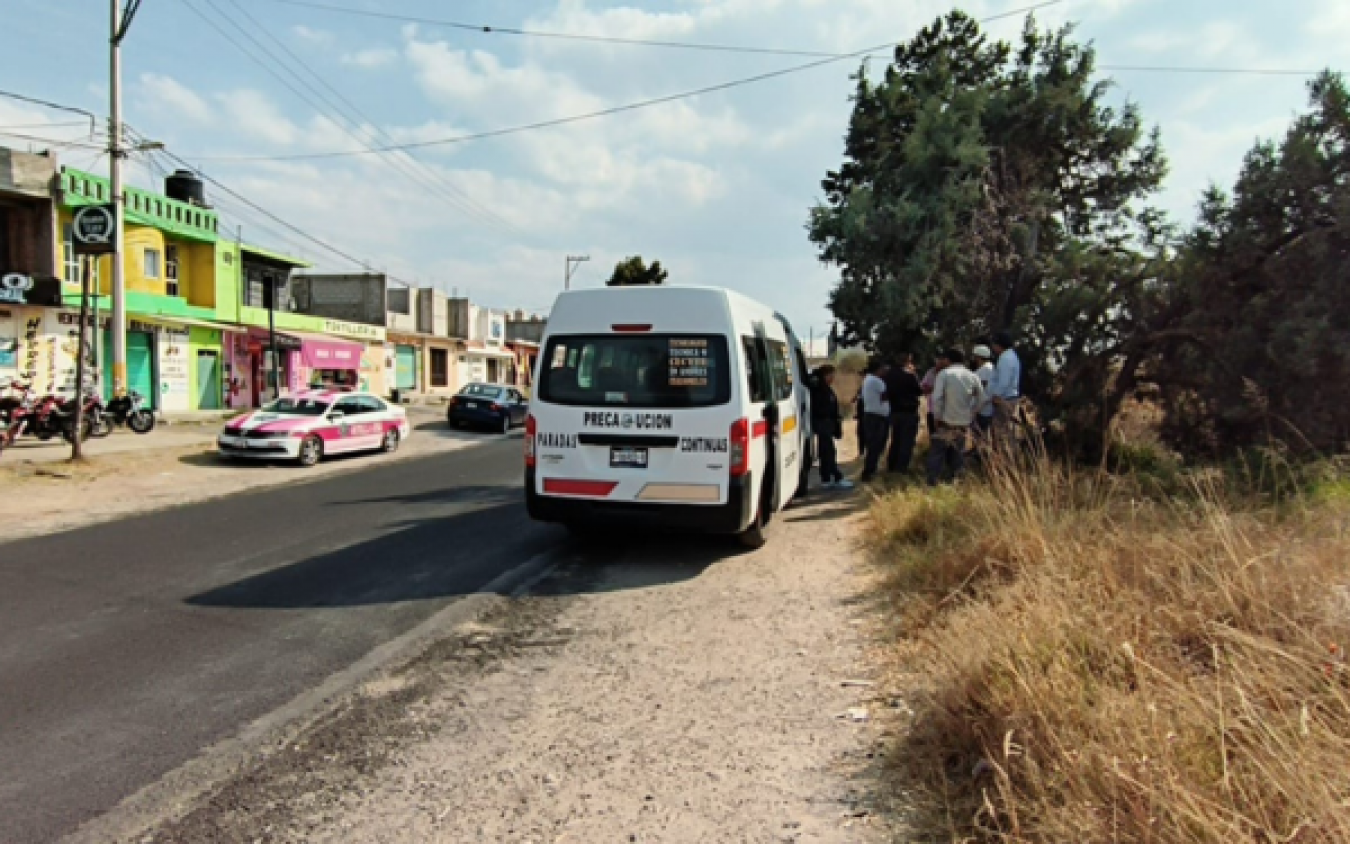 Atacan bus en Tzompantepec: pasajeros aterrorizados y un adulto mayor baleado