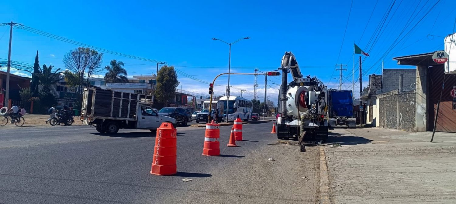 SOSAPACH realiza mantenimiento preventivo a la red de alcantarillado en la Carretera Federal México–Puebla