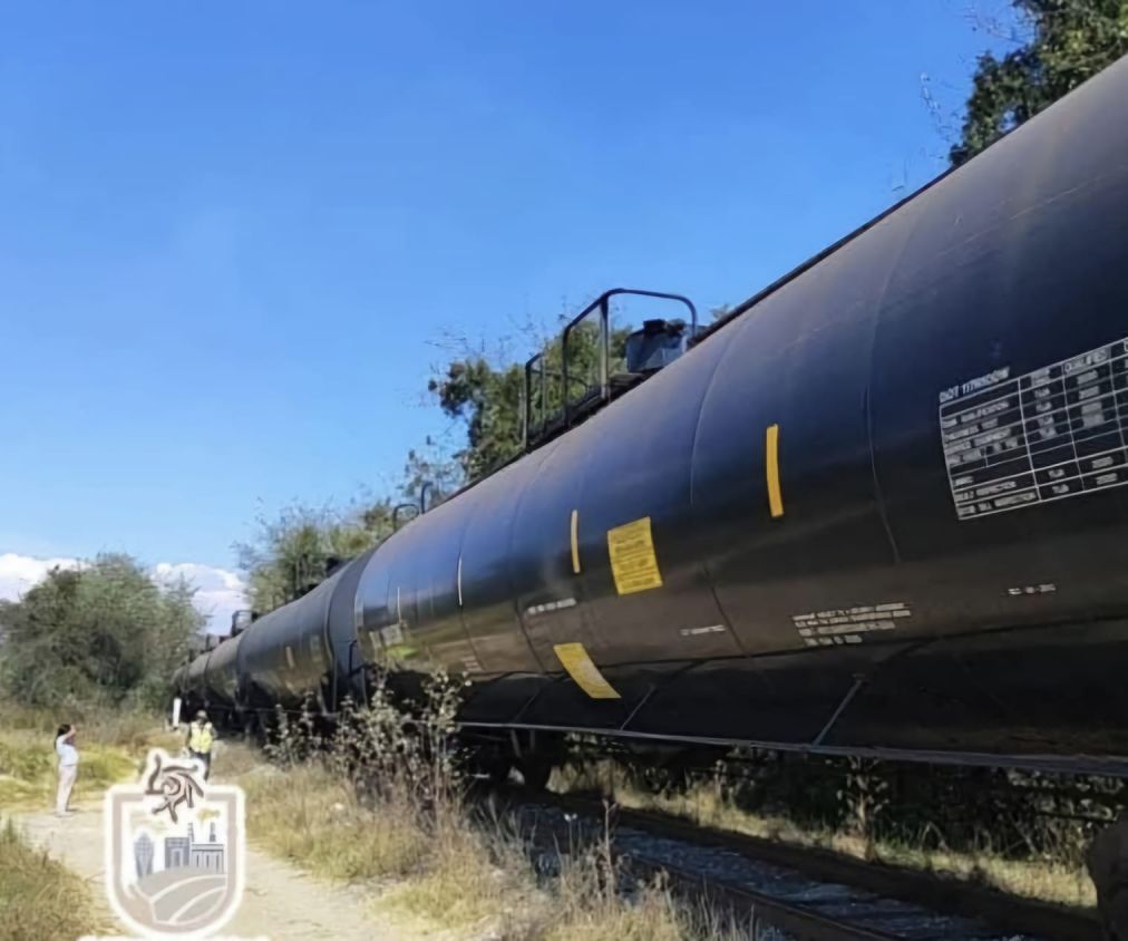 Locomotora de Ferromex queda varada por falla mecánica y provoca cierre total en calle
