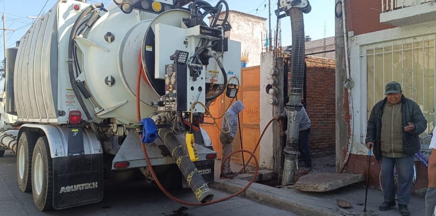 Realiza SOSAPACH trabajos preventivos en la red de alcantarillado sanitario de la calle 10 Norte
