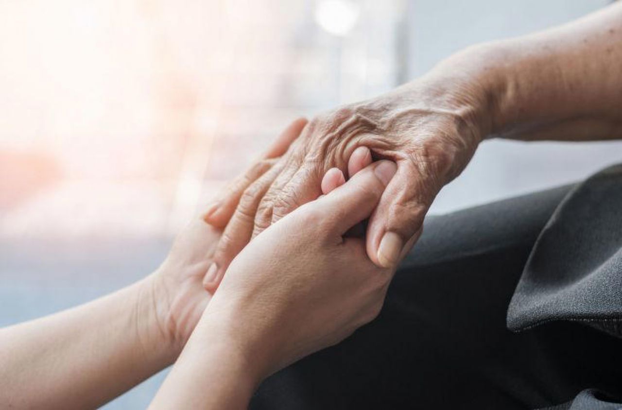 Luego de una etapa de análisis y reflexión sobre su propia vida, los pacientes llegan a la pregunta clave antes de morir: "¿Qué podemos hacer aún para irnos con tranquilidad?".  Cómo superar los arrepentimientos  La especialista en salud mental de la UNAM indicó que aún antes de morir existen formas de superar los arrepentimientos para partir con una mayor sensación de calma y satisfacción personal.