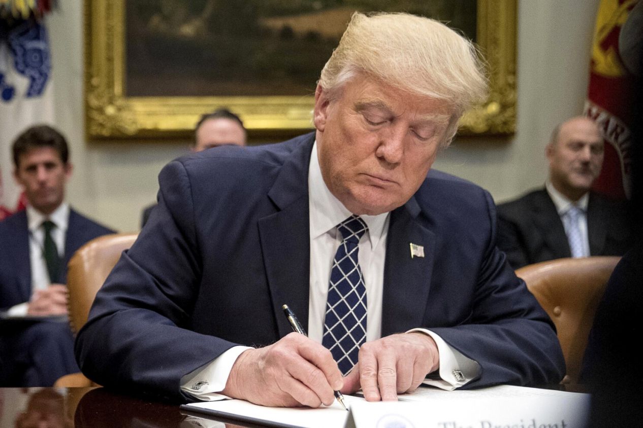 Trump firma decreto para cambiar políticas sobre reclusos transgénero y acceso a tratamientos de género