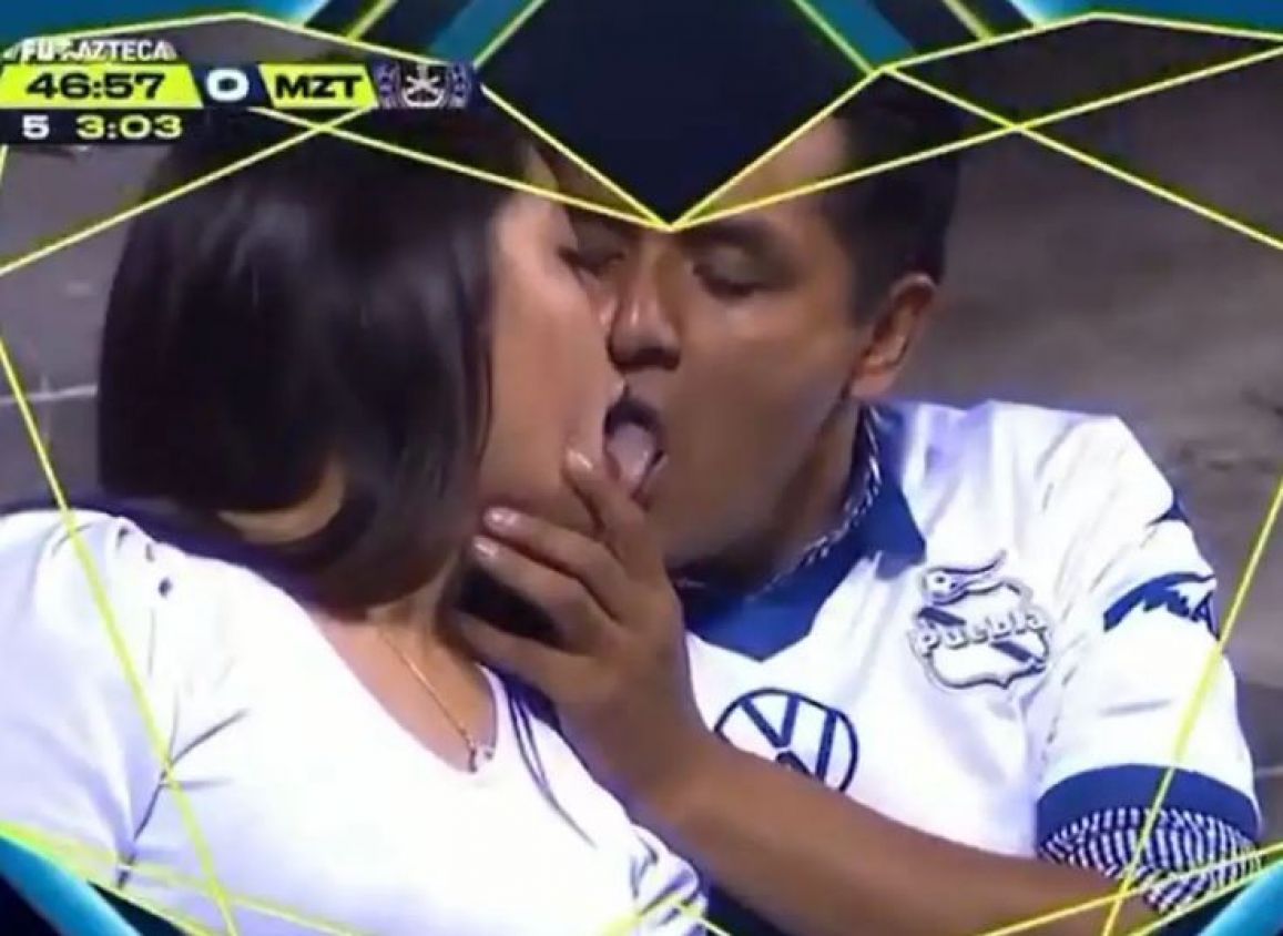 Beso apasionado en Puebla vs Mazatlán roba la atención en TV Azteca