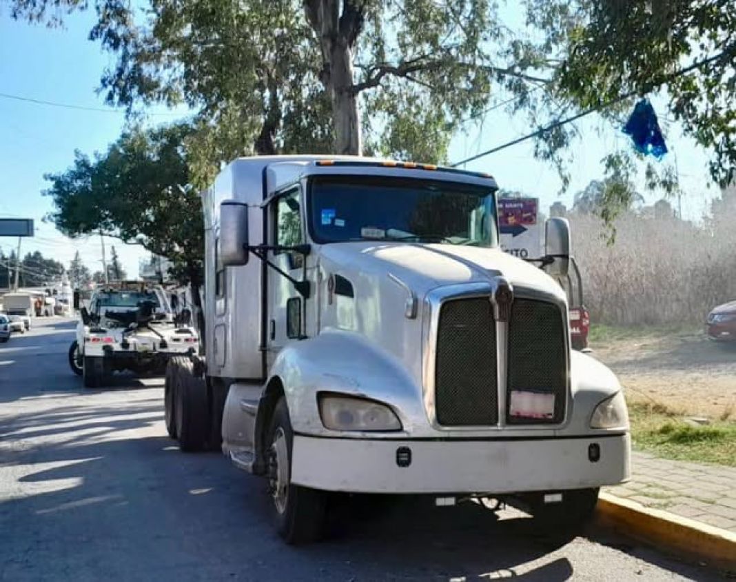 Recupera policía de San Andrés Cholula tractocamión robado en San Francisco Acatepec