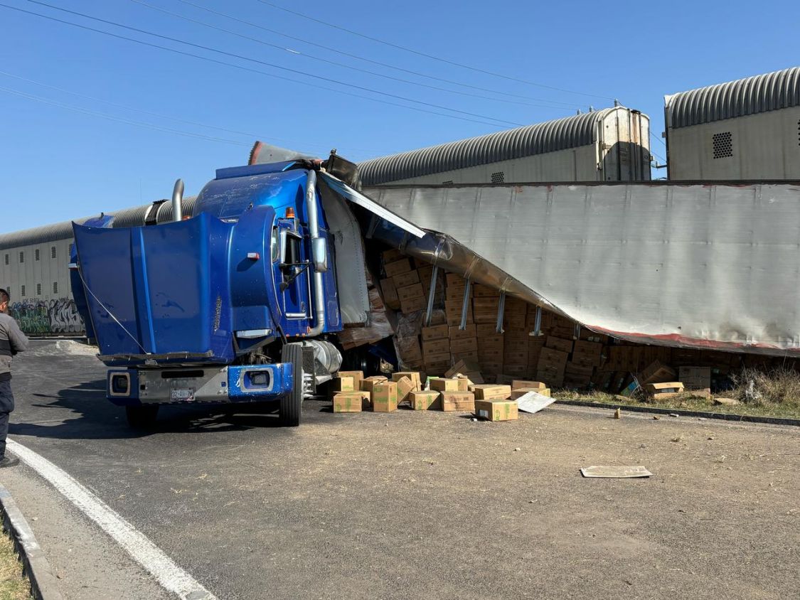 Tractocamión es embestido por el tren al intentar ganarle el paso en Huamantla