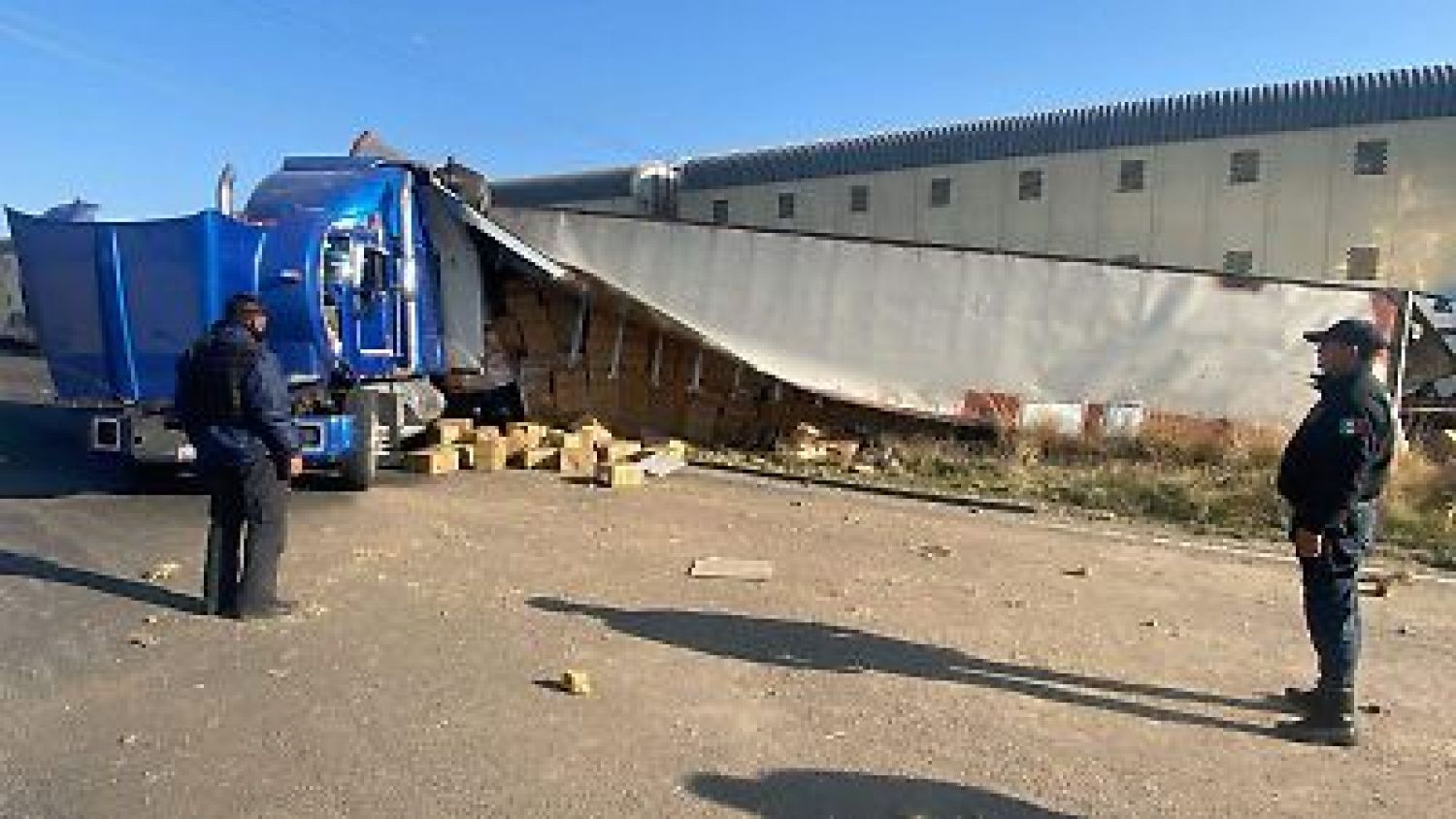 Accidente entre tractocamión y tren en Huamantla deja daños materiales, pero sin víctimas