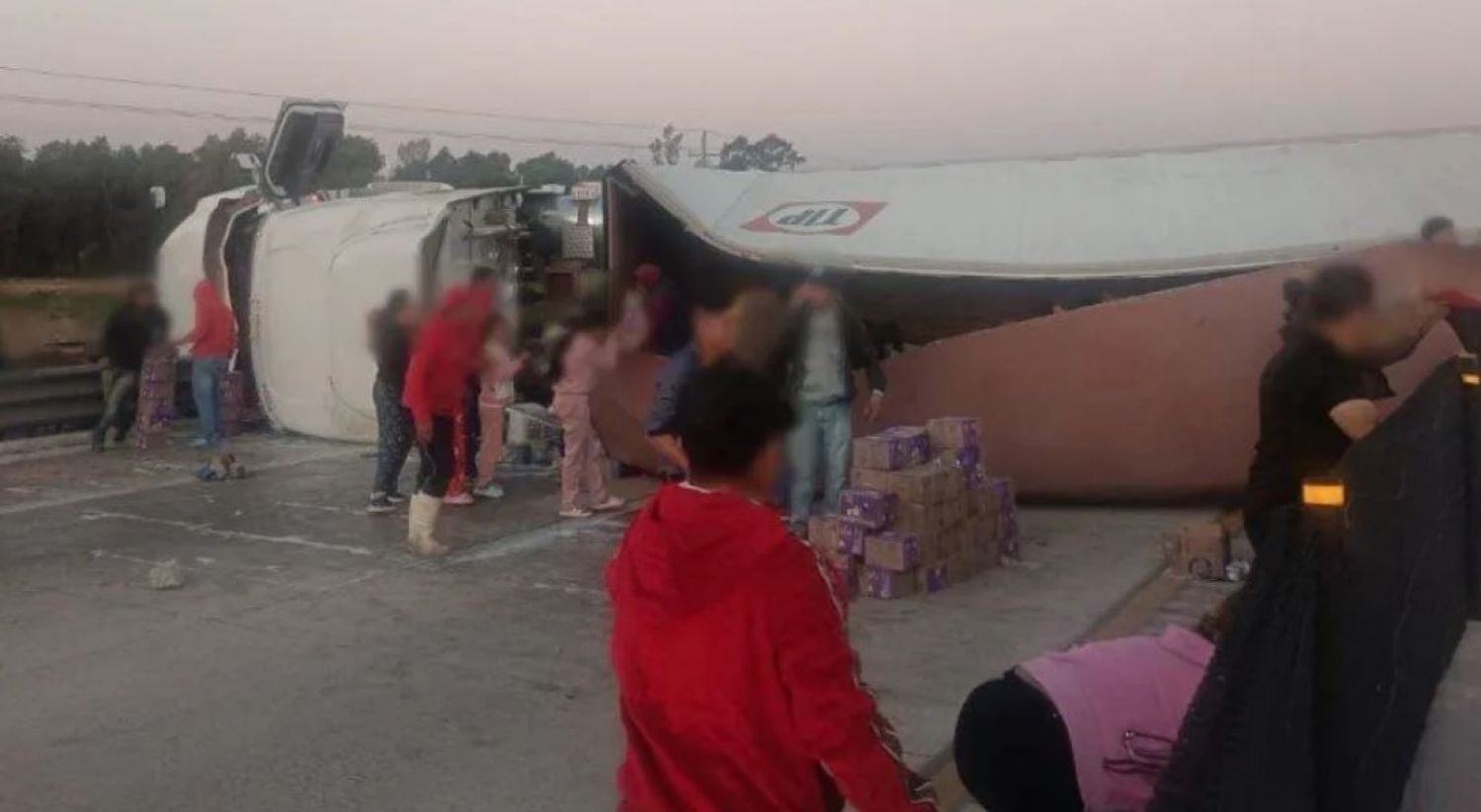 Tráiler vuelca en la Puebla-Orizaba y provoca cierre vial y rapiña