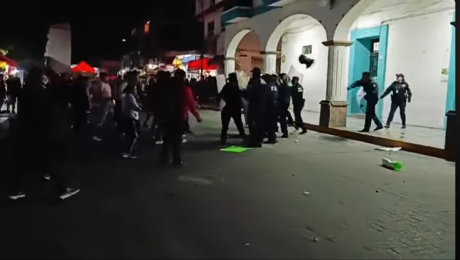 En San Pablo del Monte, alcaldesa se esconde y manda a policías a golpear manifestantes 