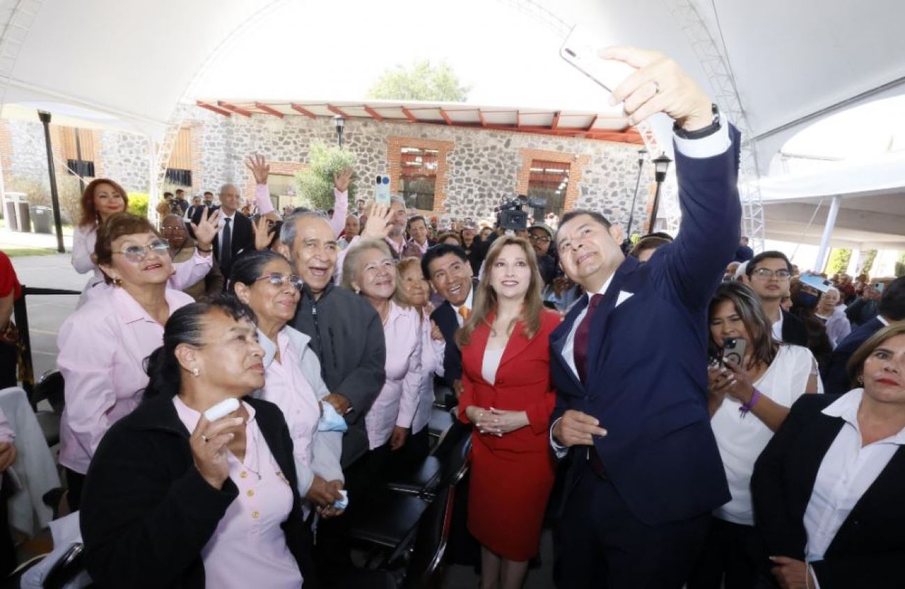 Gobernador de Puebla anuncia construcción de 217 Casas del Abue