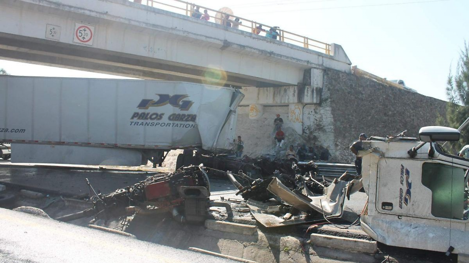 Impactante volcadura de tráiler en la autopista San Martín Texmelucan deja un herido