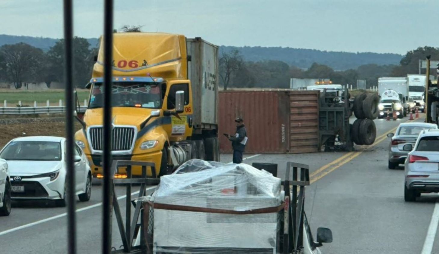 Tráiler volcado en la Amozoc-Perote genera caos vial