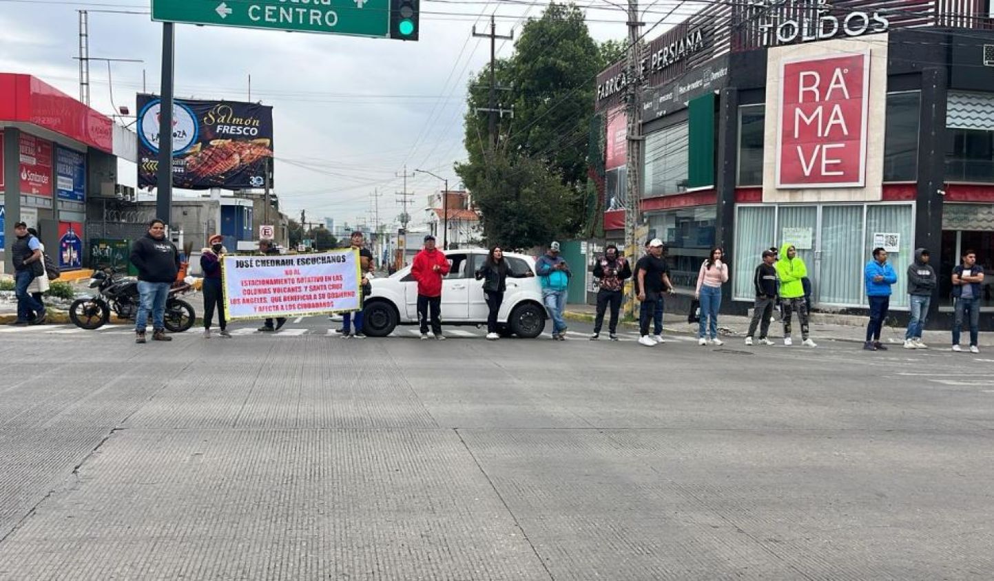 Vecinos bloquean la 25 Poniente y 31 Sur en protesta contra parquímetros