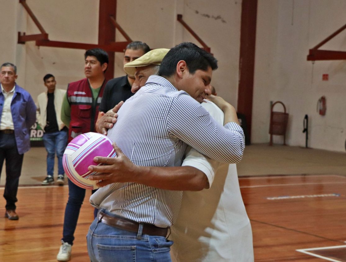 Presenta SMDIF al equipo de cachibol "Leones de Cuautlancingo"