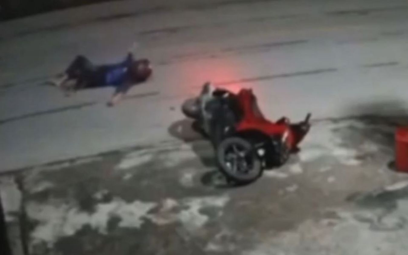 Motociclista sufre accidente y es atropellado por un autobús