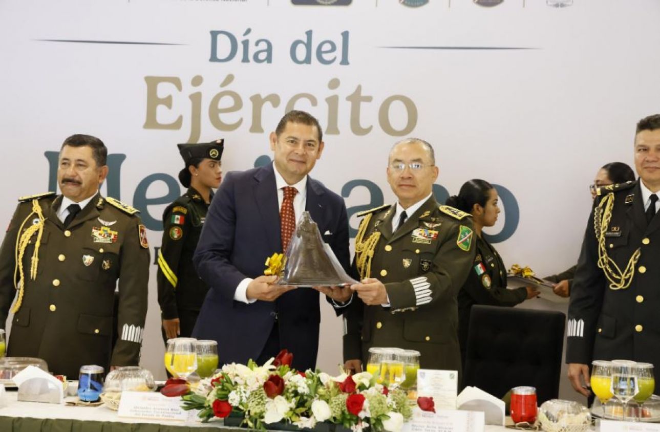 Gobernador de Puebla reconoce labor del Ejército en su día