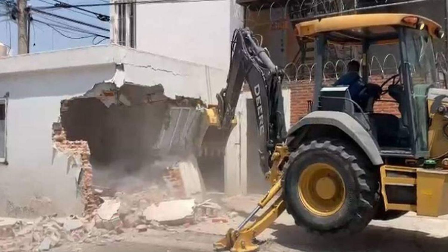 Ayuntamiento de Puebla retira estructuras y bardas construidas sin permiso