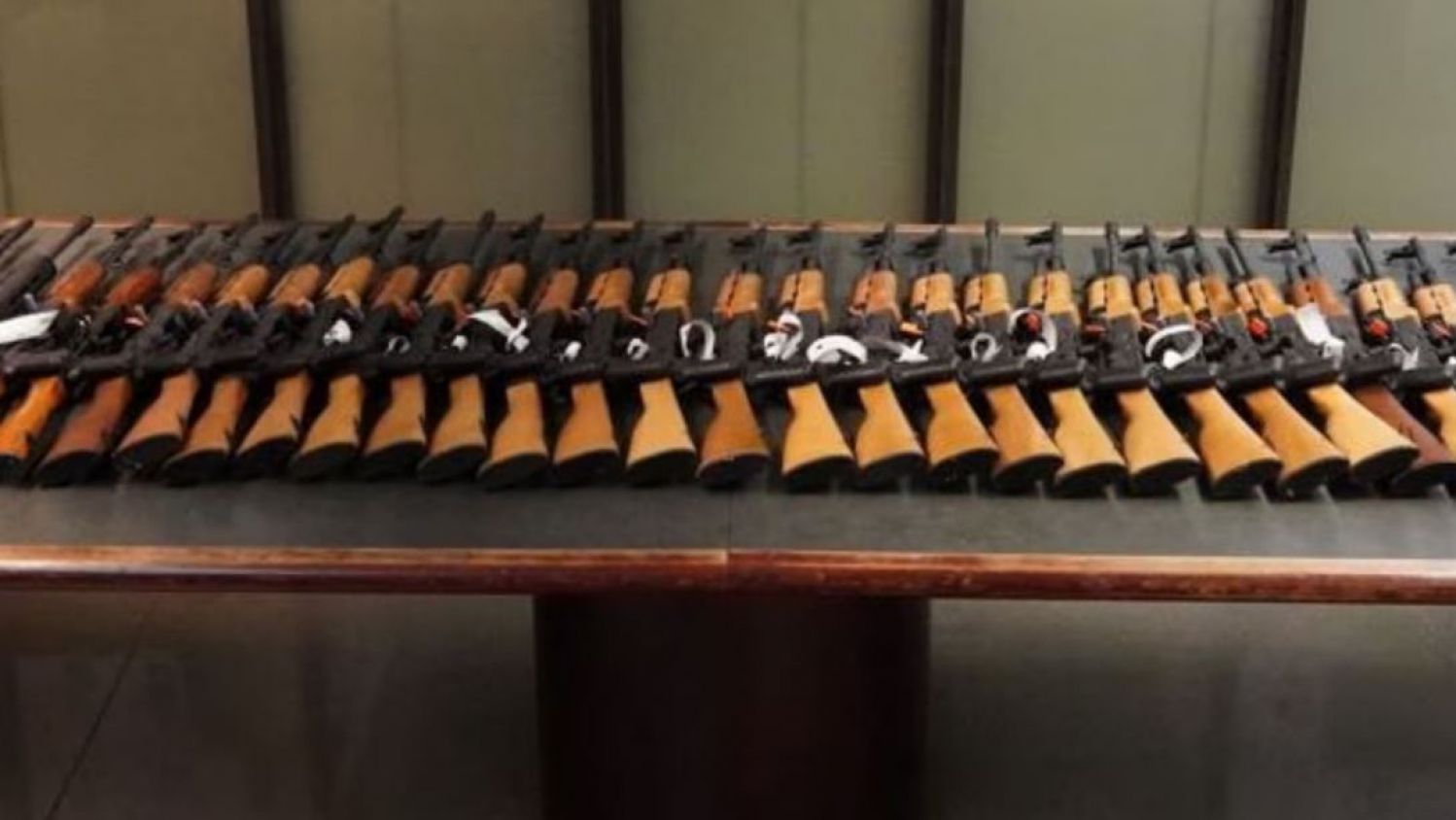 Aseguran 42 fusiles AK-47 en la frontera con México