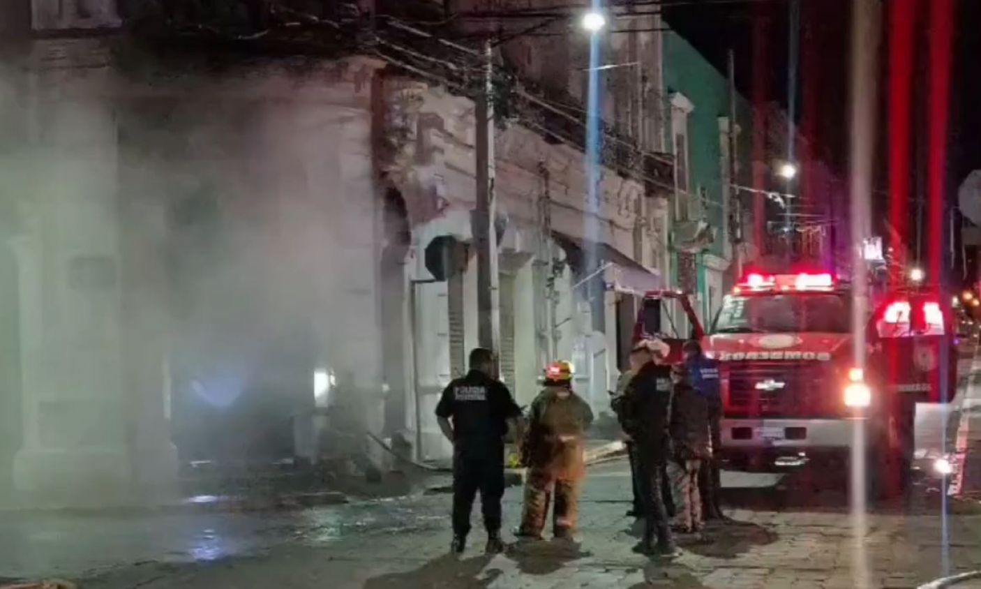 Fuerte incendio consume negocio de bicicletas eléctricas en Atlixco