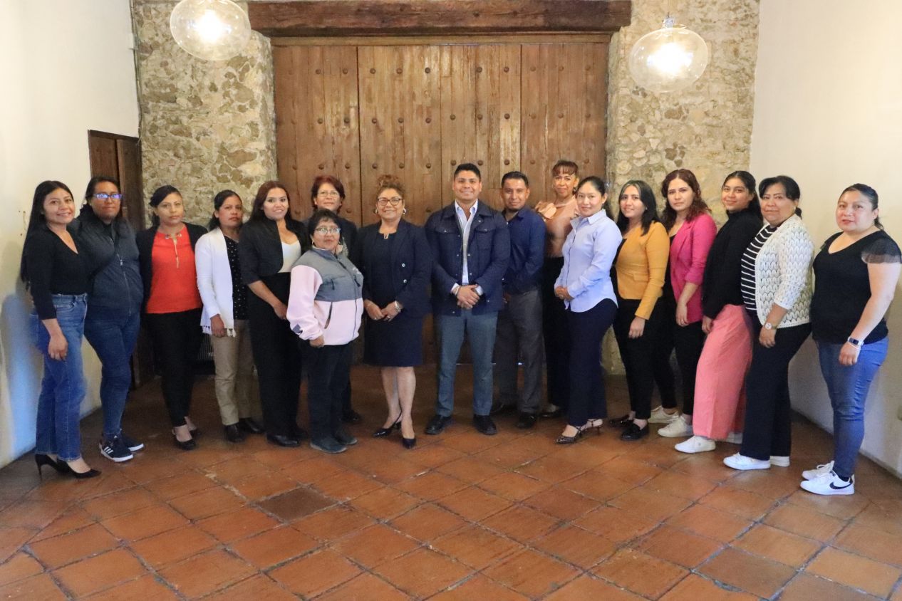 Omar Muñoz y Tere Alfaro se reúnen con directoras de los 12 CAIC de Cuautlancingo 