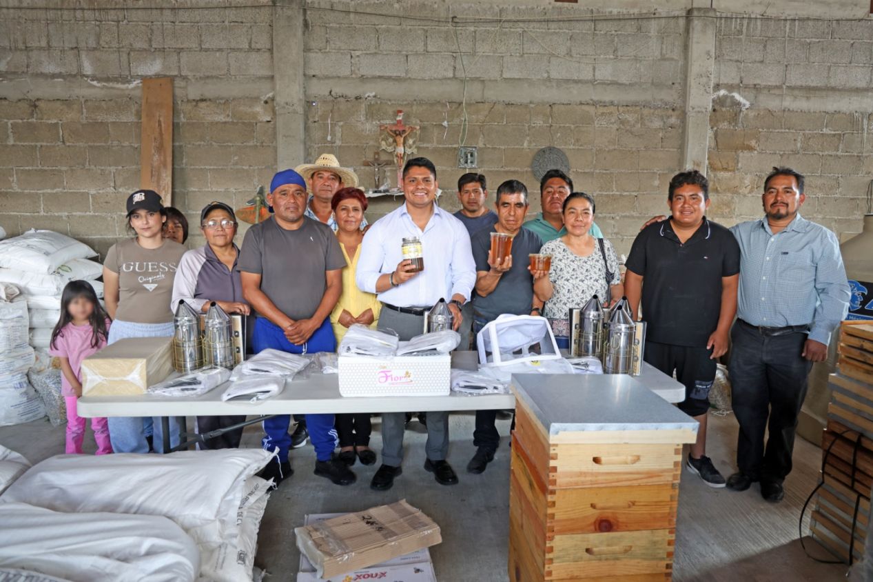 Dona Omar Muñoz mitad de su sueldo a apicultores de Cuautlancingo 