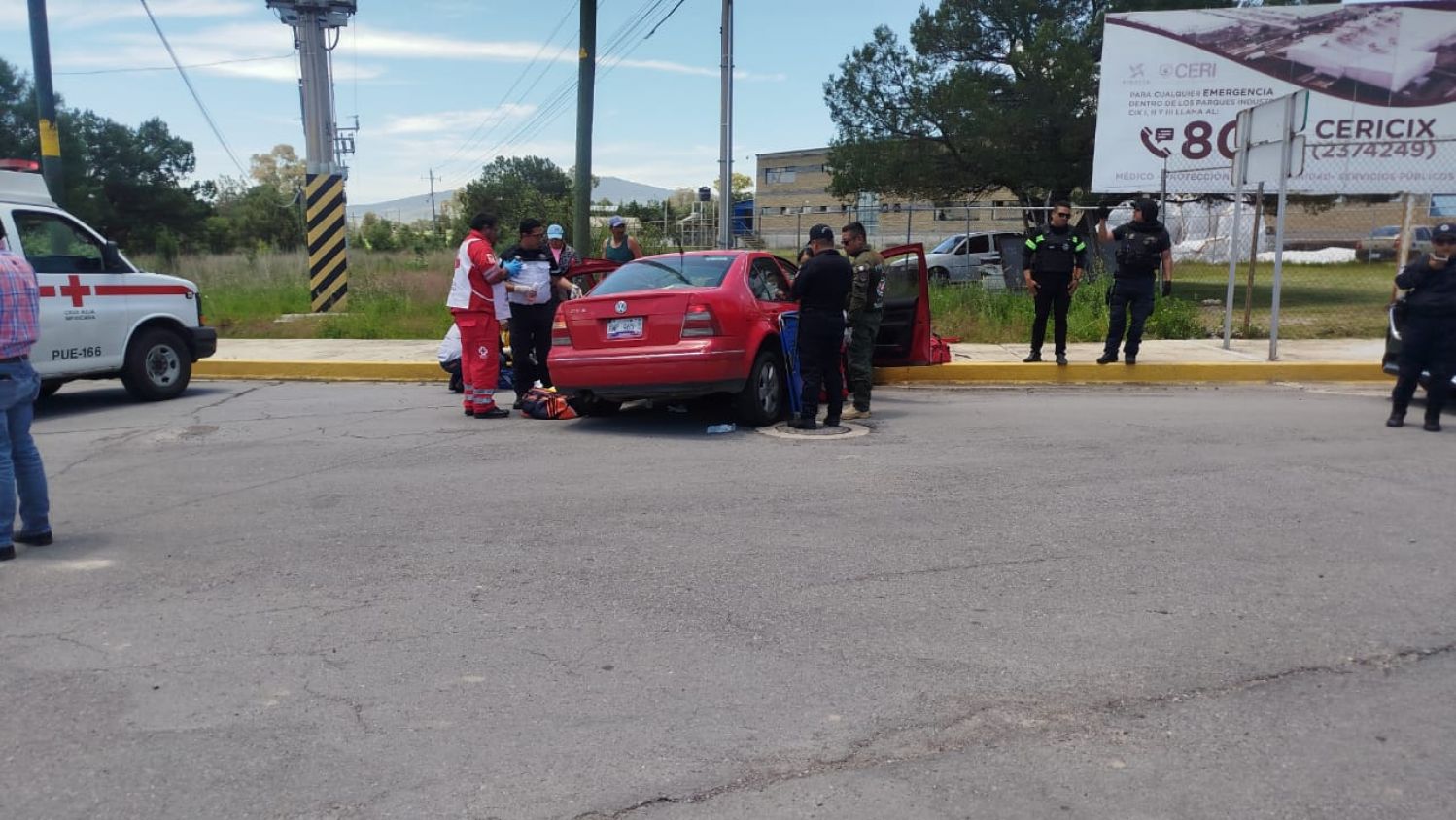 ¡Vuelca camioneta y embiste a familia en la Apizaco–Tlaxco! Hubo cinco lesionados, dos de ellos menores