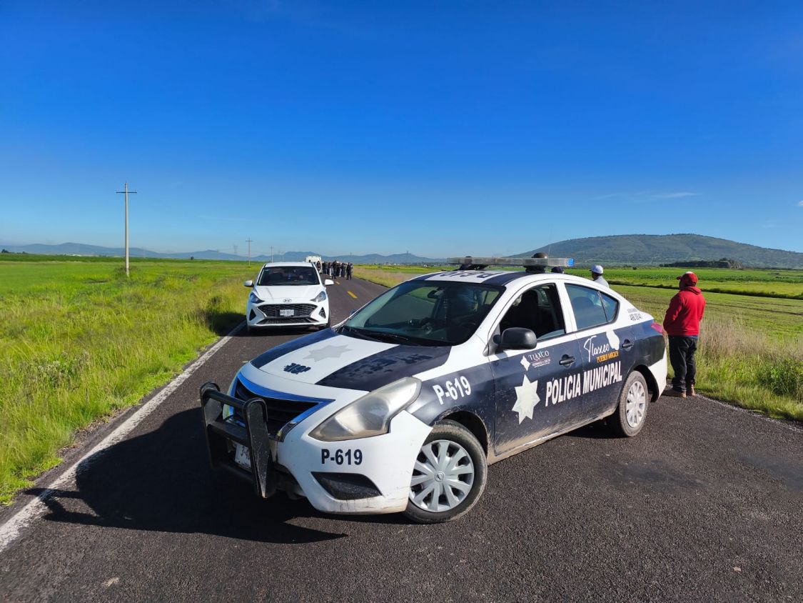 Familiares encuentran a dos jóvenes muertos junto a la carretera, en Tlaxco