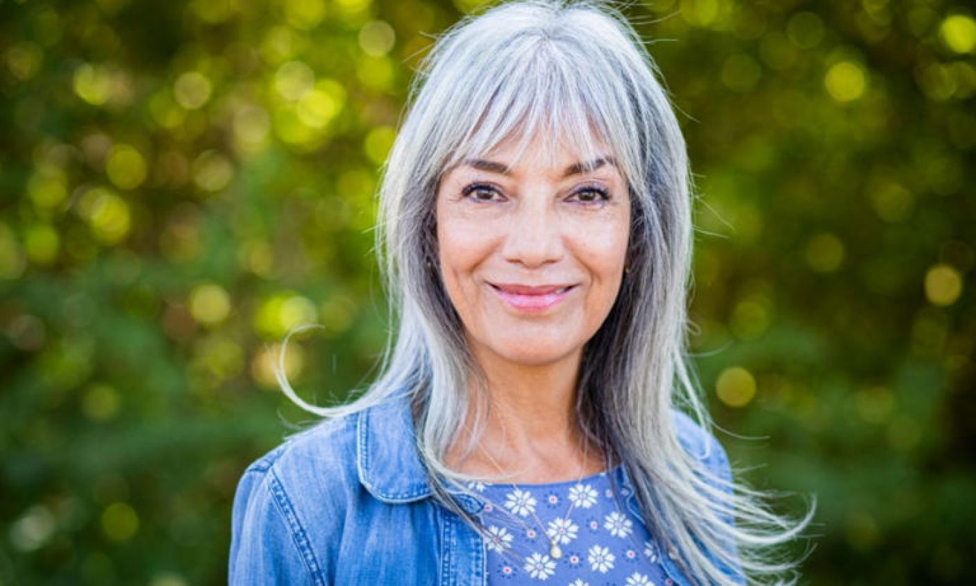 Estos son los rasgos y características comunes en las personas que se dejan las canas del cabello