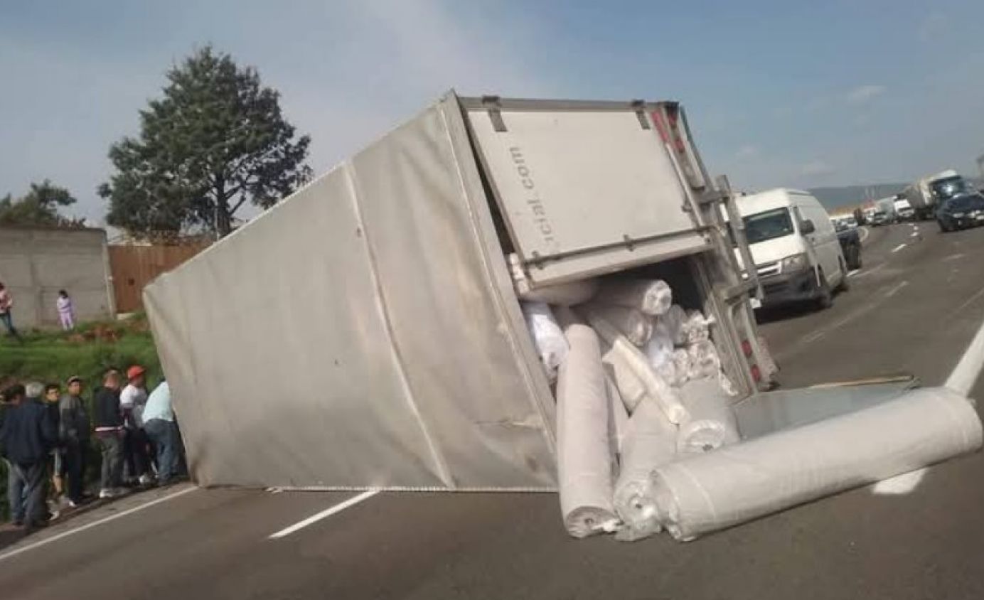 Accidente en la México-Puebla: tractocamión vuelca en el km 74