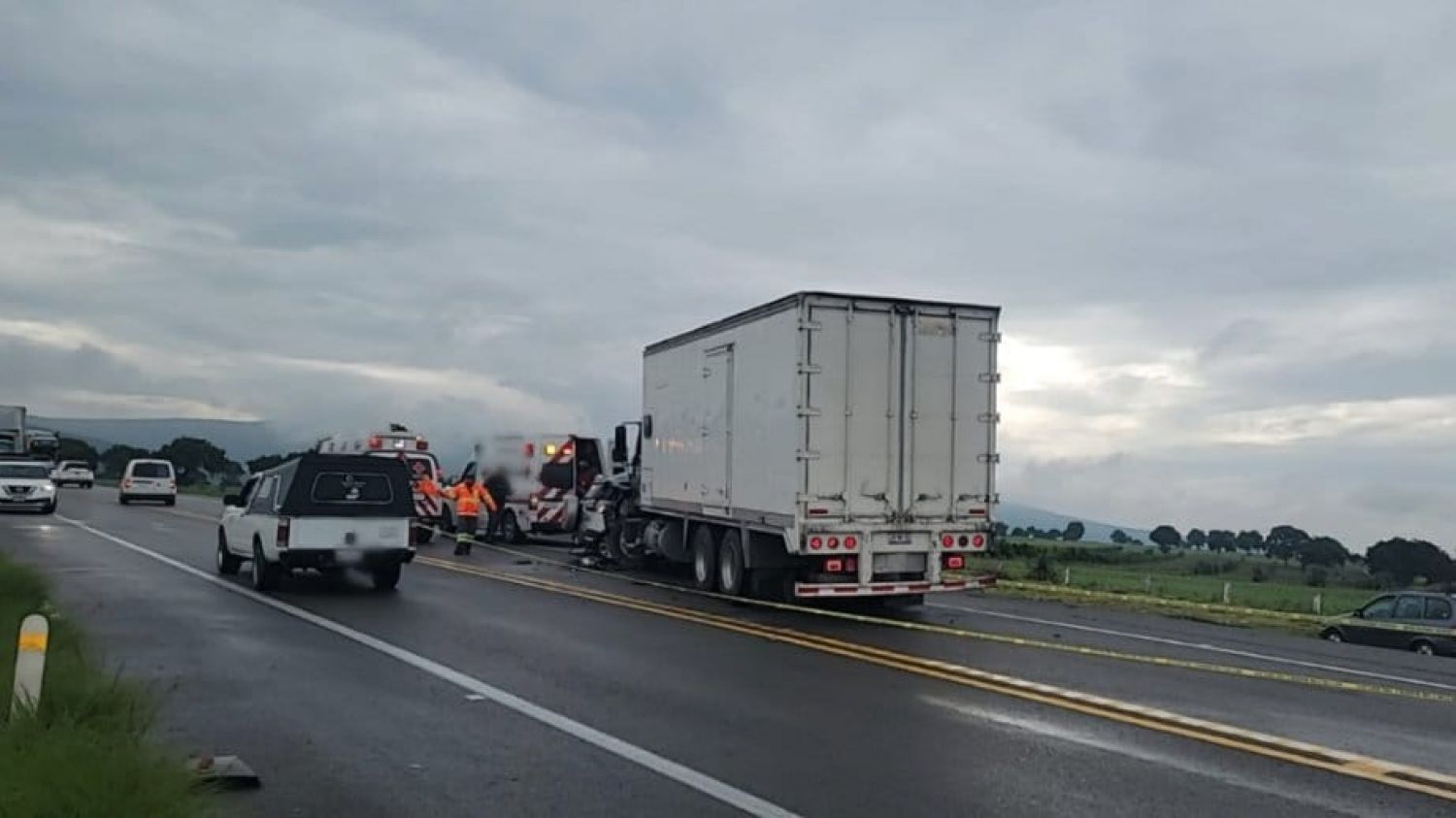 Tres personas mueren tras choque entre auto compacto y camión en la autopista Amozoc–Perote