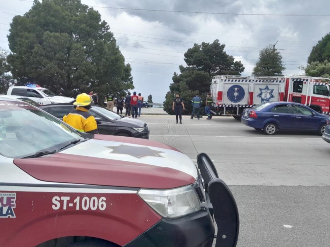 Hombre queda prensado tras volcadura en Periférico Ecológico