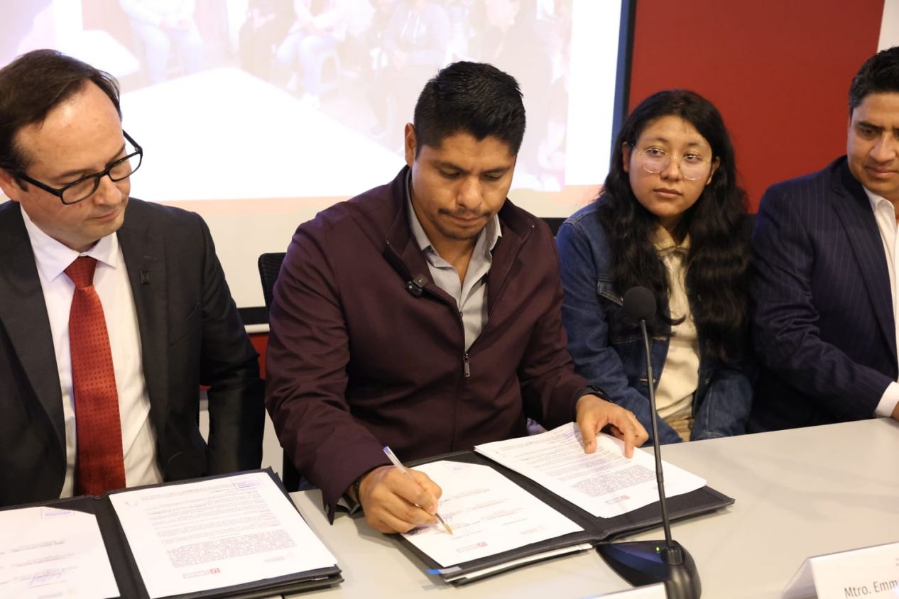 Firma Omar Muñoz convenio de colaboración con la UPAEP