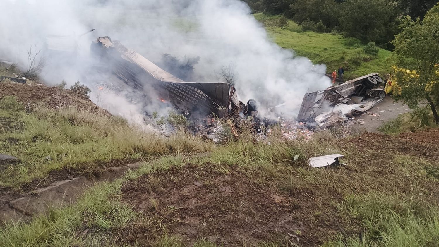 Tráiler cae e incendia en Arco Norte; conductor resulta grave