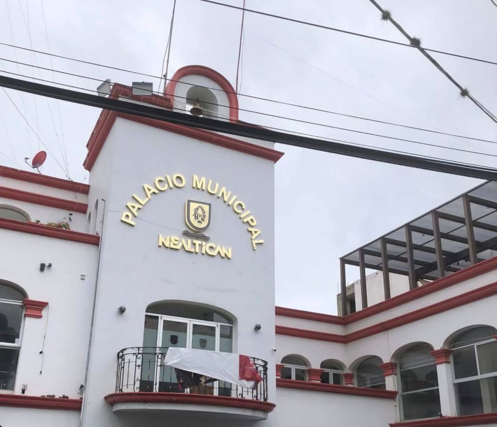 Cierran habitantes presidencia de Nealtican por descontento ante desabasto de agua 