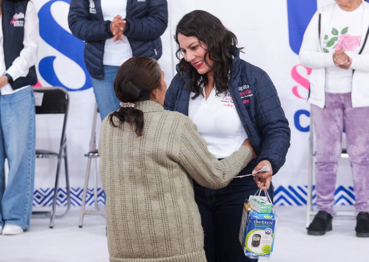 Impulsa Lupita Cuautle el autocuidado con entrega de kits de salud