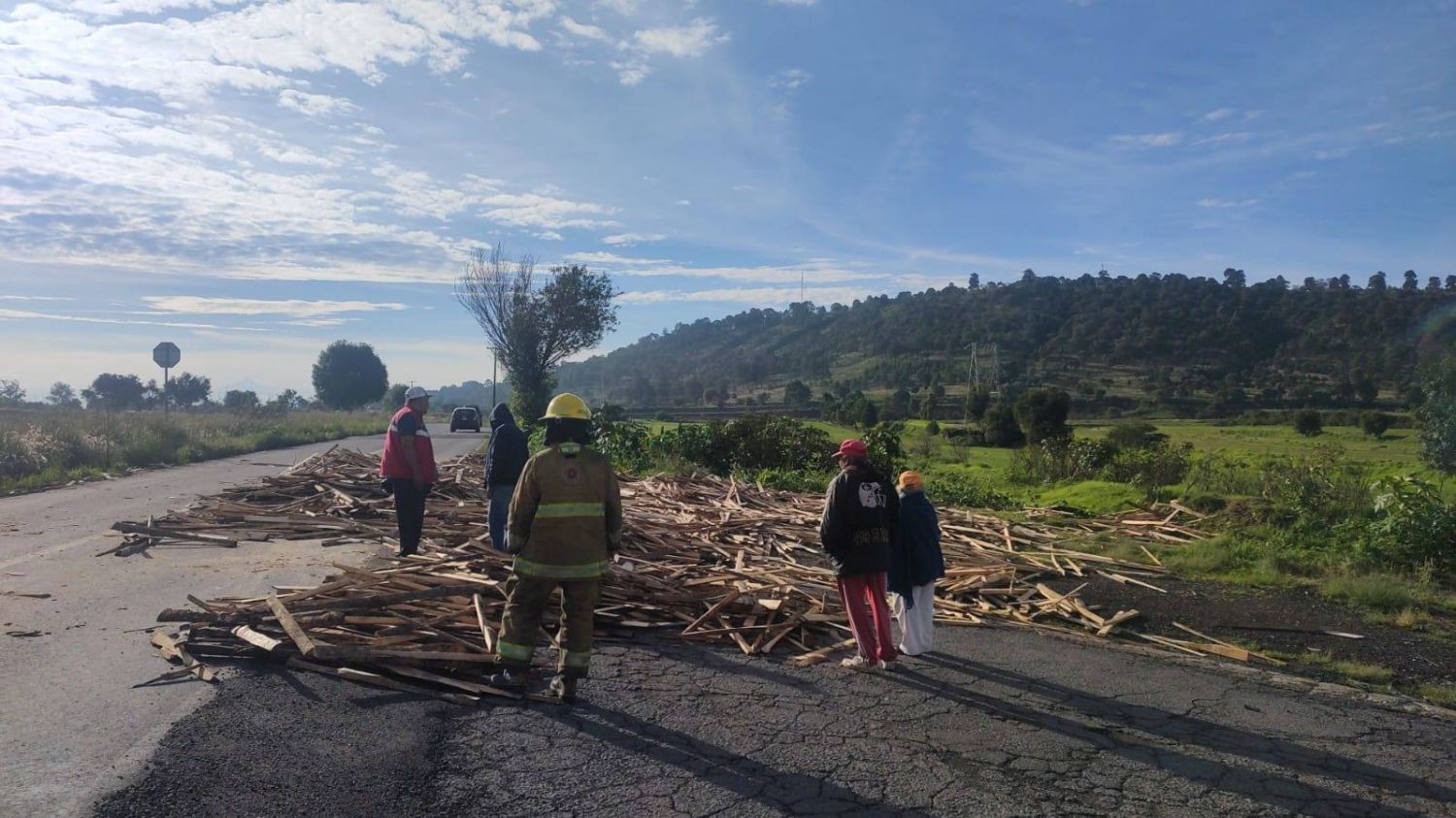 Protección Civil de San Pedro Cholula auxilia a hombre en accidente vehicular en San Francisco Coapan