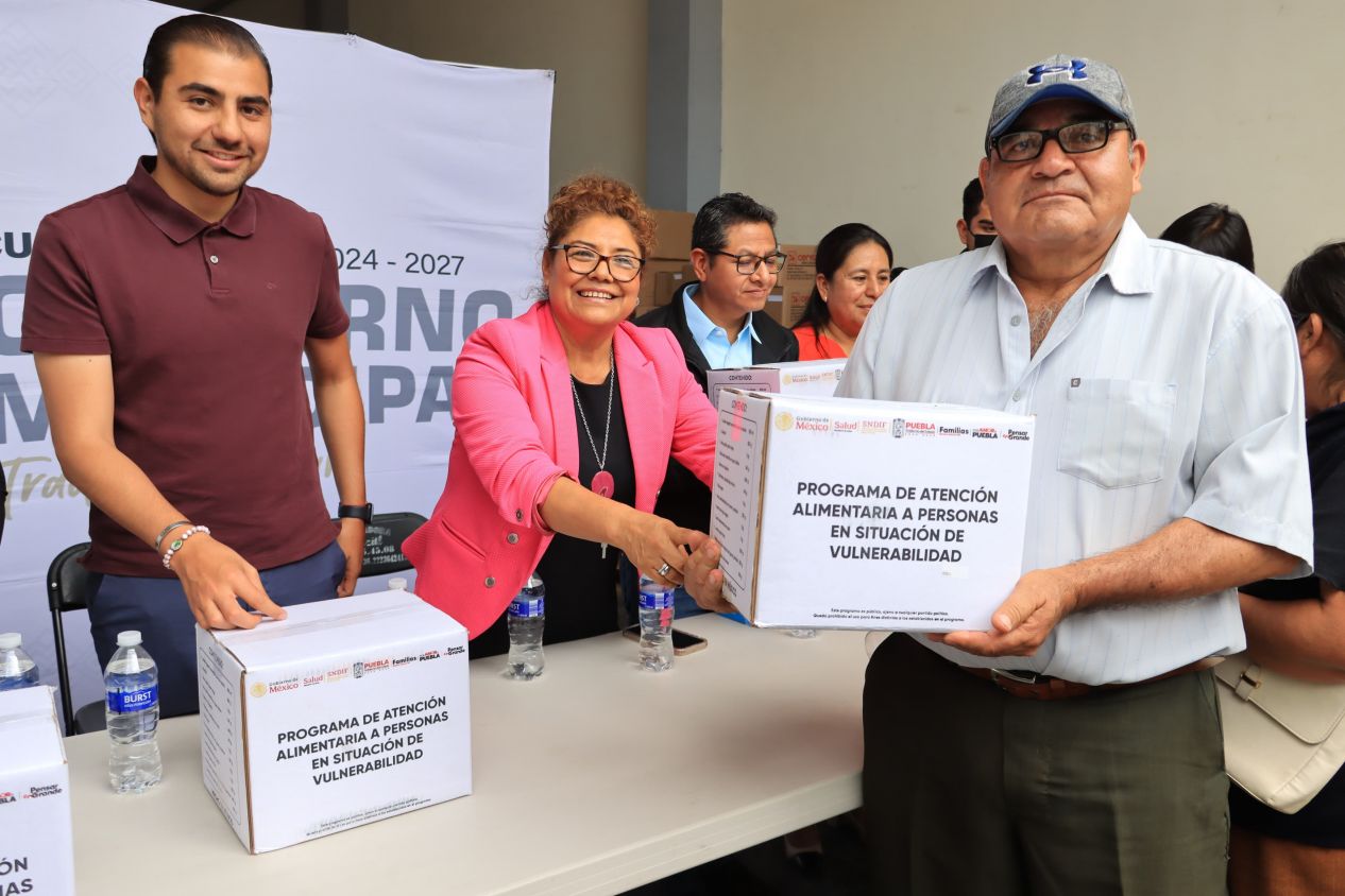 Tere Alfaro entrega despensas a adultos mayores de Cuautlancingo 
