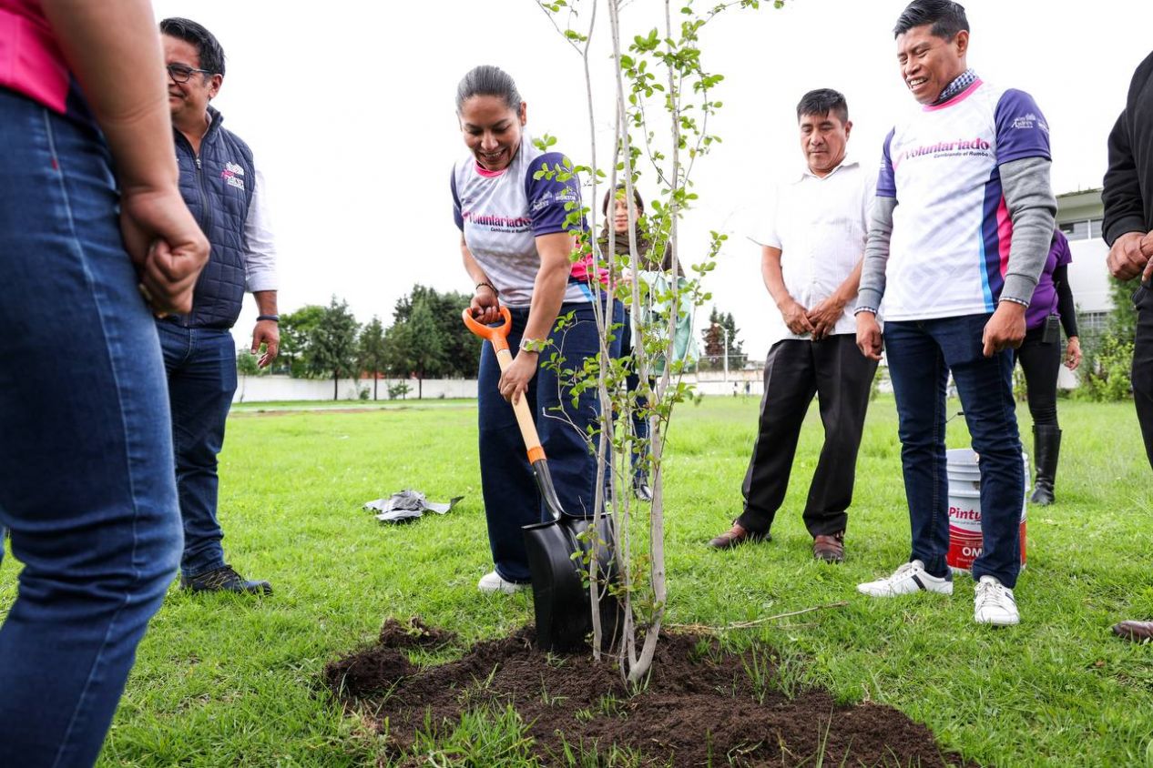 Refuerzan acciones verdes con reforestación en escuela de San Luis Tehuiloyocan