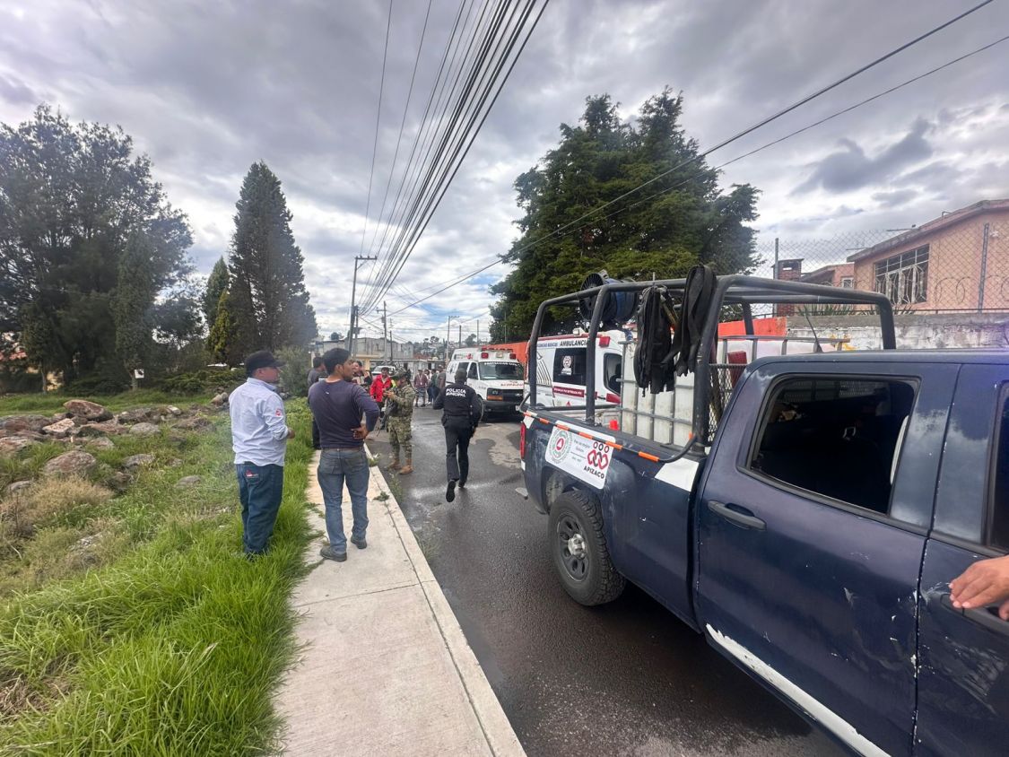 Camioneta se incendia en San Luis Apizaquito; menor resulta con quemadura leve