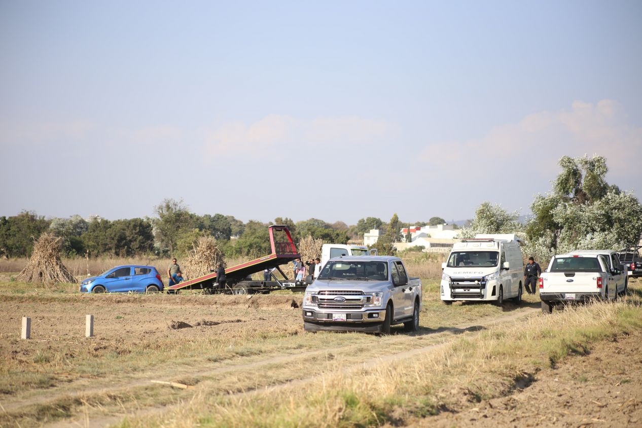 Abandonan cuerpo encobijado en la cajuela de un auto, en San Pablo del Monte