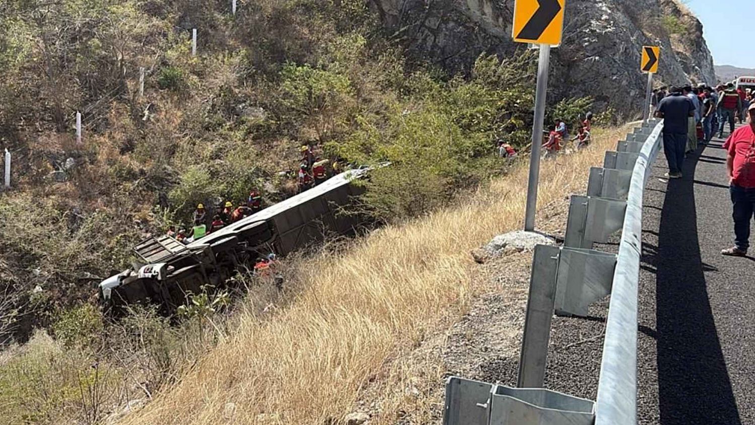 Accidente en Oaxaca: 11 fallecidos  y 12 heridos tras volcadura de autobús