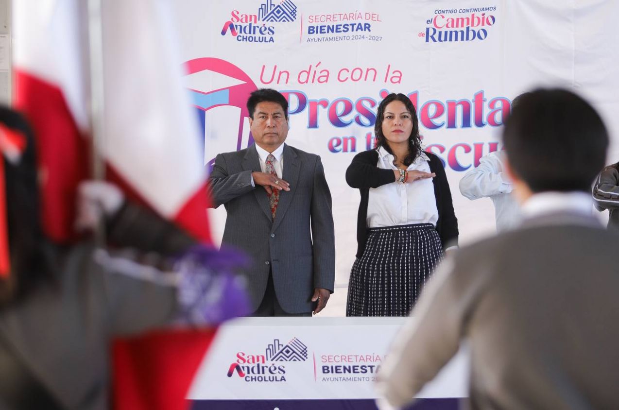 Guadalupe Cuautle convive con estudiantes sobresalientes en San Andrés Cholula