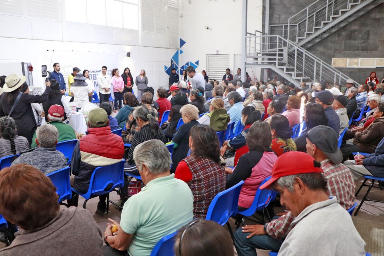 Omar Muñoz y Tere Alfaro entregan refrigerador a la estancia de día de Cuautlancingo 