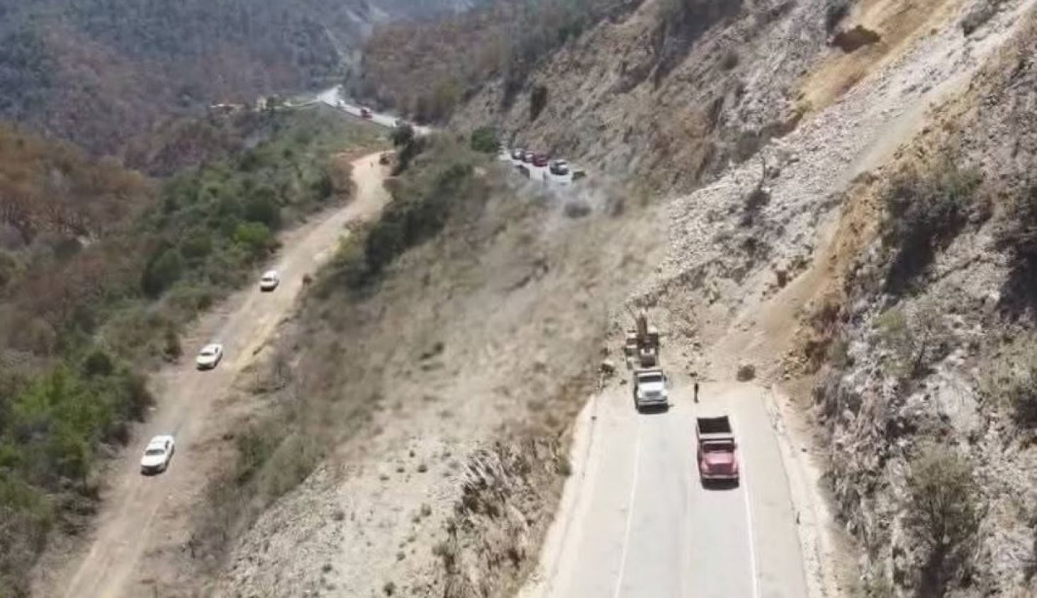 Habilitan paso provisional en la autopista Cuacnopalan-Oaxaca tras derrumbe