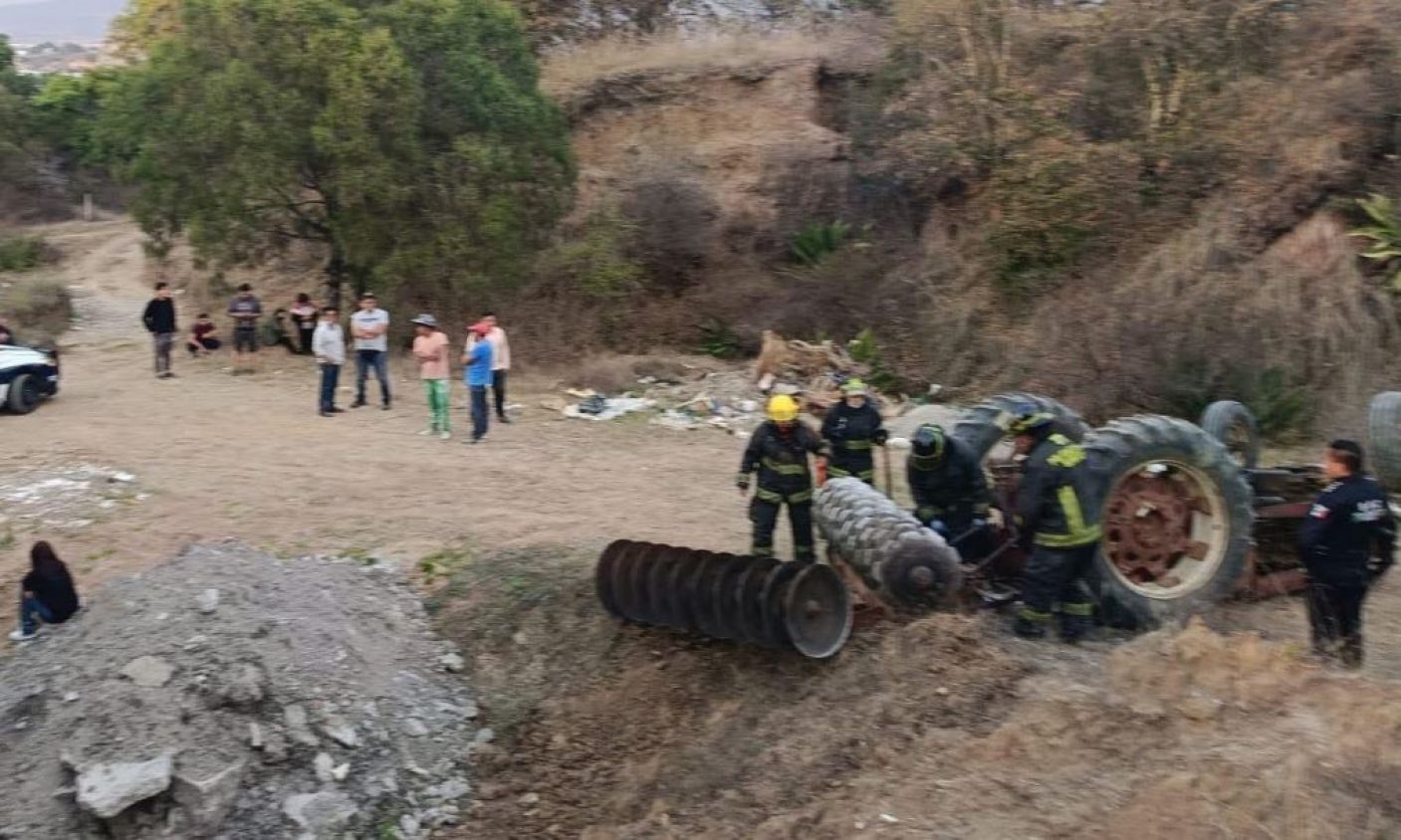 Hombre muere en Amozoc tras volcar su tractor en Chachapa