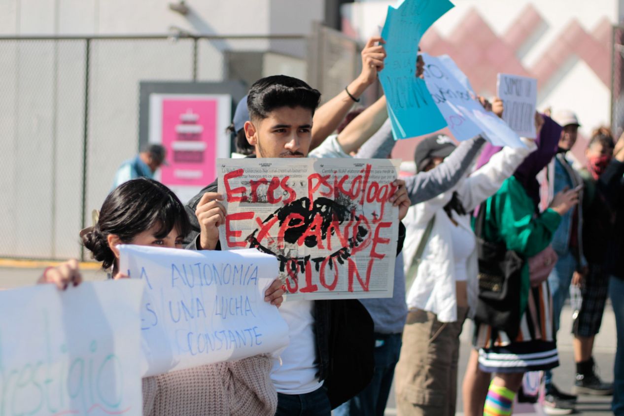 Estudiantes de Psicología de la BUAP bloquean avenida en protesta por paro activo