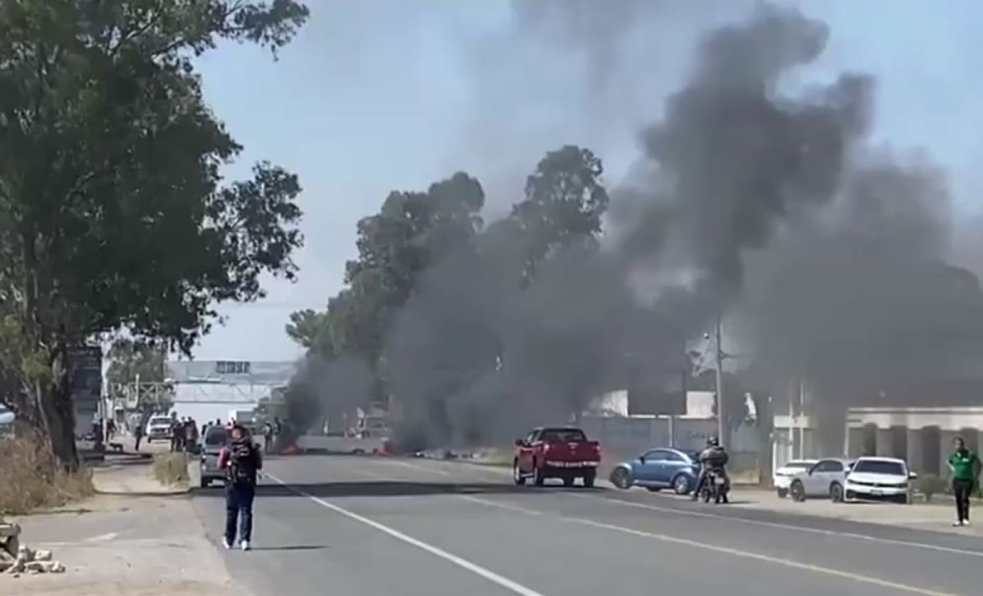 Liberan parcialmente la vialidad tras más de 16 horas de bloqueos en la Atlixco-Puebla